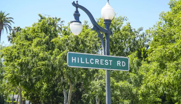 Street sign Hillcrest Rd - LOS ANGELES - CALIFORNIA - APRIL 20, 2017 — Stock Photo, Image