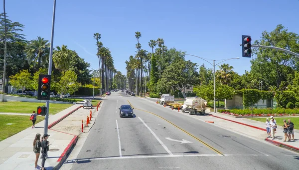 Vista típica de la calle en Beverly Hills - LOS ÁNGELES - CALIFORNIA - 20 DE ABRIL DE 2017 — Foto de Stock