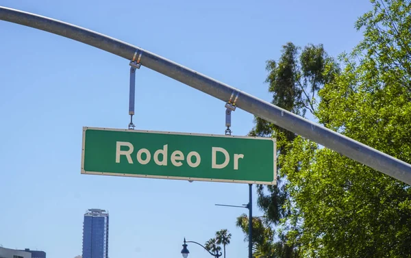 Rodeo Drive sokak tabelası Beverly Hills - Los Angeles - California - 20 Nisan 2017
