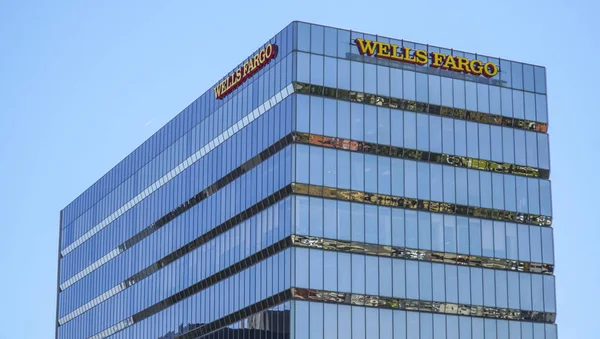 Edifício Wells Fargo em Beverly Hills - LOS ANGELES - CALIFORNIA - 20 de abril de 2017 — Fotografia de Stock