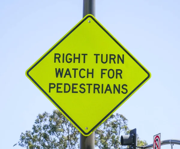 Rechtsabbiegespur für Fußgänger - Schild - los angeles - Kalifornien - 20. April 2017 — Stockfoto