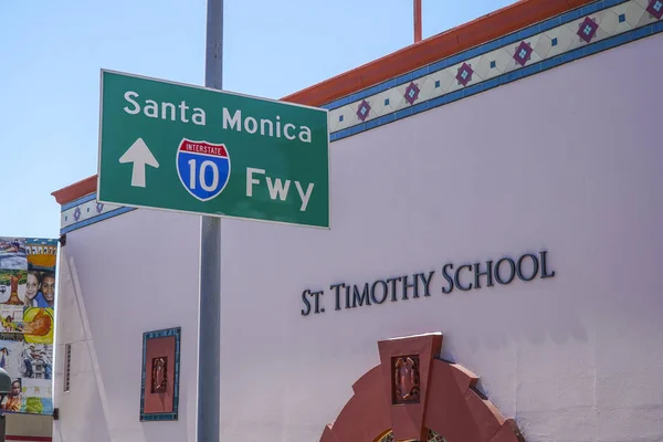 St Timothy iskolába a Los Angeles - Los Angeles - California - 2017. április 20. — Stock Fotó