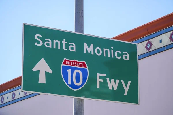 Направление знак Санта-Моника шоссе - ЛОС-АНДЖЕЛЕС - КАЛИФОРНИЯ - 20 апреля 2017 — стоковое фото