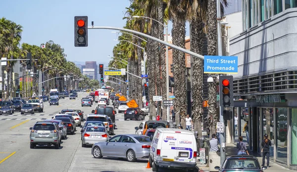Street view in Santa Monica at Third Street Promenade - LOS ANGELES - CALIFORNIA - APRIL 20, 2017 — Stock Photo, Image