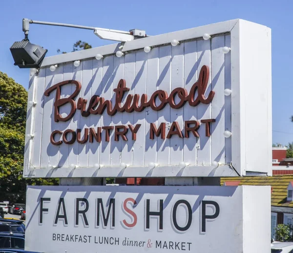 Famous Brentwood Country Market in Los Angeles - LOS ANGELES - CALIFORNIA - APRIL 20, 2017 — Stock Photo, Image