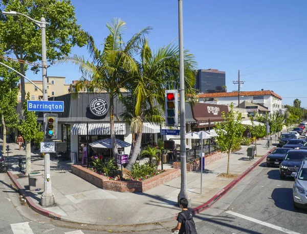 Beautiful street corner in Brentwood Los Angeles - LOS ANGELES - CALIFORNIA - APRIL 20, 2017 — Stock Photo, Image