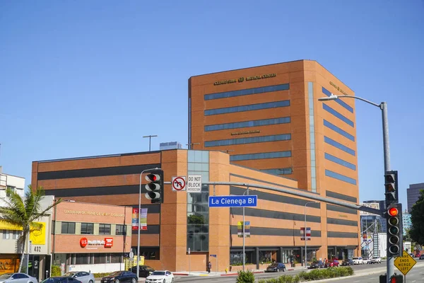 Cedars Sinai Medical Center ved La Cienega Blvd - LOS ANGELES - CALIFORNIA - APRIL 20, 2017 – stockfoto