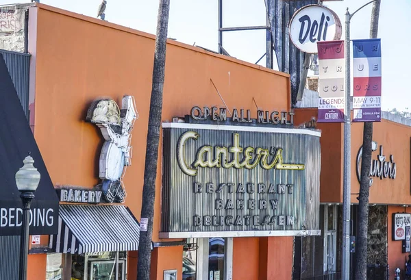 Famoso restaurante y panadería Canters en Los Ángeles - LOS ÁNGELES - CALIFORNIA - 20 DE ABRIL DE 2017 —  Fotos de Stock