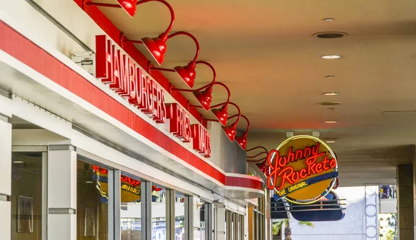 Johnny Rockets Burger ravintola Los Angelesissa - LOS ANGELES - CALIFORNIA - huhtikuu 20, 2017 — kuvapankkivalokuva