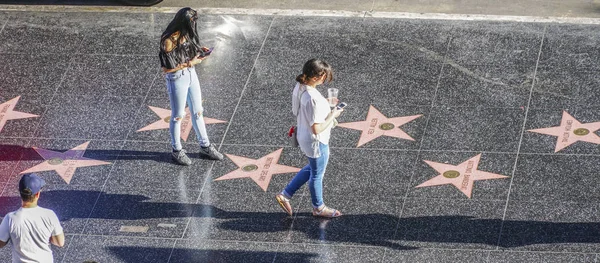 The Hollywood Walk of Fame - un luogo popolare a Los Angeles - LOS ANGELES - CALIFORNIA - 20 APRILE 2017 — Foto Stock