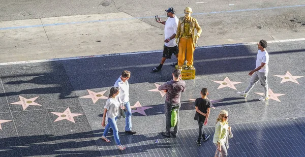 Sokak sanatçıları Hollywood Walk of Fame - Los Angeles - California - 20 Nisan 2017 — Stok fotoğraf