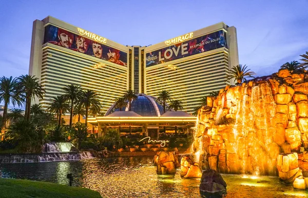 Mirage Hotel and Casino Las Vegas om kvelden - LAS VEGAS - NEVADA - APRIL 23, 2017 – stockfoto