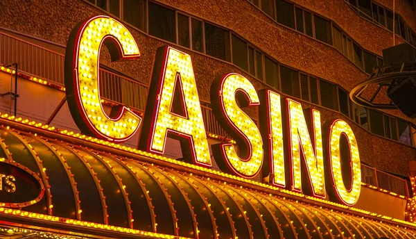 Lettere al neon del casinò nel centro di Las Vegas - LAS VEGAS - NEVADA - 23 APRILE 2017 — Foto Stock