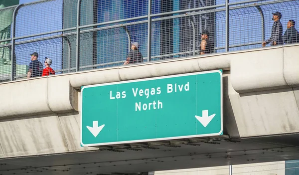 Street signs Las Vegas Blvd - LAS VEGAS - NEVADA - 23 DE ABRIL DE 2017 —  Fotos de Stock