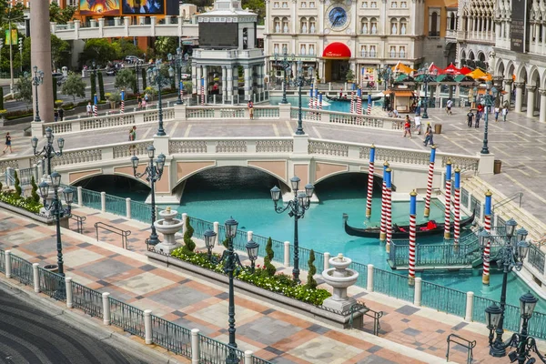 Pieni järvi edessä Venetsian Hotel and Casino Gondola palvelu - LAS VEGAS - NEVADA - Huhtikuu 22, 2017 — kuvapankkivalokuva