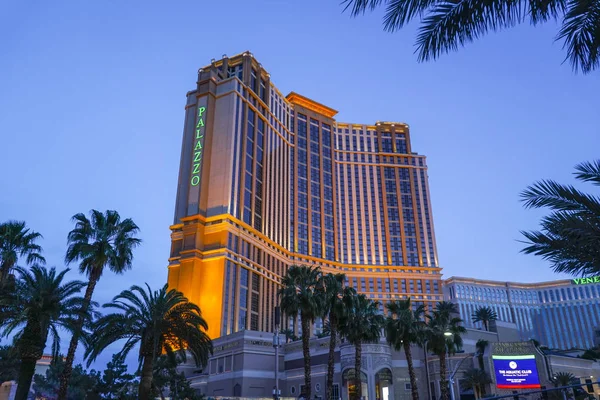 Palazzo Hotel i Las Vegas om kvelden - LAS VEGAS - NEVADA - APRIL 23, 2017 – stockfoto