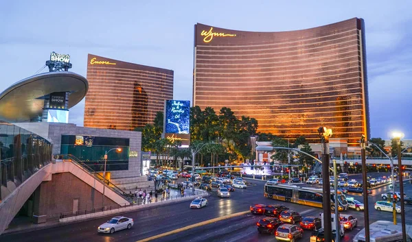 Wynn and Encore โรงแรมในลาสเวกัส - มุมมองตอนเย็น - LAS VEGAS - NEVADA - 23 เมษายน 2017 — ภาพถ่ายสต็อก