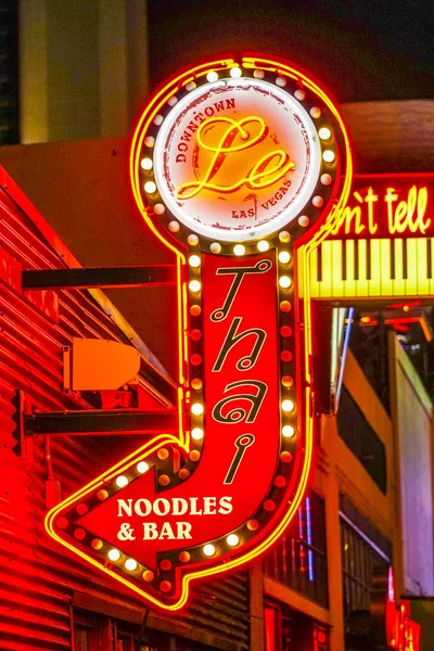 在拉斯韦加斯市中心-霓虹灯-拉斯维加斯-内华达州-2017 年 4 月 23 日的泰国餐厅 — 图库照片