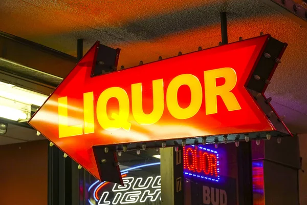 Liquor arrow sign in Las Vegas - LAS VEGAS - NEVADA - APRIL 23, 2017 — Stock Photo, Image