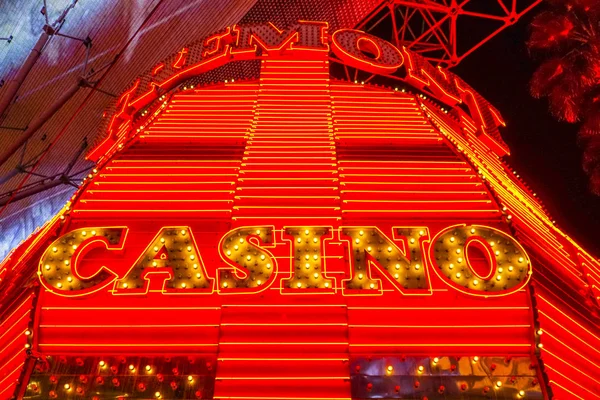 弗里蒙特赌场霓虹灯在内华达州的拉斯维加斯市中心-拉斯维加斯--2017 年 4 月 23 日 — 图库照片