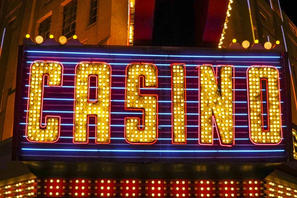 Casino iscritto nel centro di Las Vegas - bella insegna al neon - LAS VEGAS - NEVADA - Aprile 23, 2017 — Foto Stock