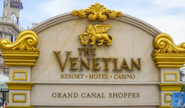 Venetian Hotel Las Vegasin kultainen sisäänkäynti - LAS VEGAS - NEVADA - huhtikuu 23, 2017 — kuvapankkivalokuva