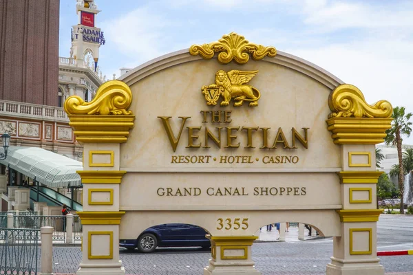 Kultainen venetsialainen kyltti Hotel Entrance Las Vegasissa - LAS VEGAS - NEVADA - huhtikuu 23, 2017 — kuvapankkivalokuva