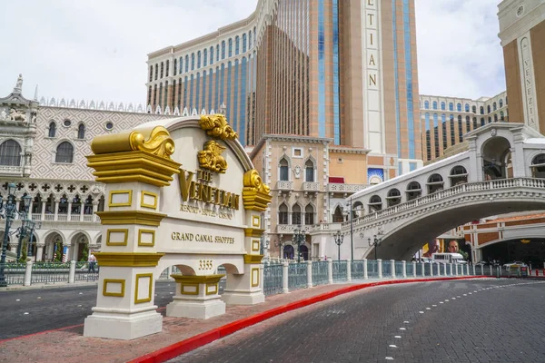 Golden Venetian sign at Hotel Entrance Las Vegas - LAS VEGAS - NEVADA - APRIL 23, 2017 – stockfoto