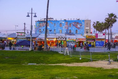 Venice Beach okyanus yürüyüş akşam - Los Angeles - Kaliforniya'da - 20 Nisan 2017