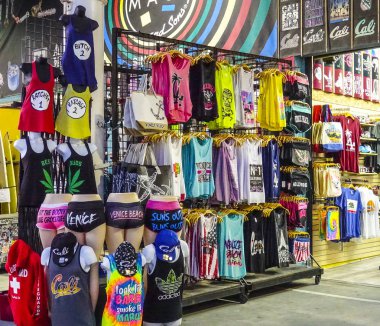 La ve Venice Beach Hediyelik eşya ve T-shirt Venice Beach Ocean Walk - Los Angeles - California - 20 Nisan 2017