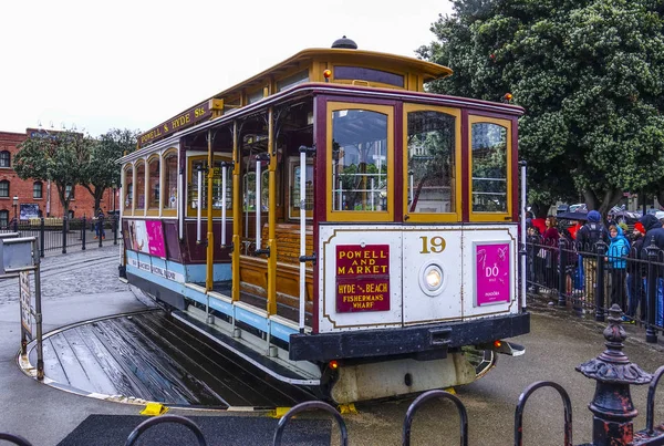 Volta de teleférico em São Francisco - SAN FRANCISCO - CALIFORNIA - 18 de abril de 2017 — Fotografia de Stock