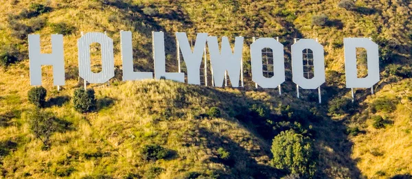 Famous Hollywood sign in Los Angeles - LOS ANGELES - CALIFORNIA - APRIL 20, 2017 — Stock Photo, Image