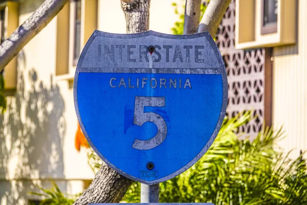 Altes rostiges straßenschild interstate 5 kalifornien - san diego - kalifornien - 21. april 2017 — Stockfoto