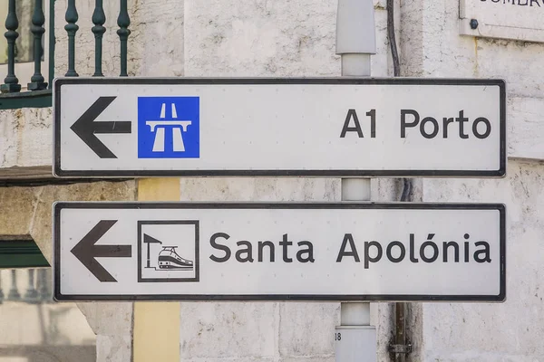 方向标志，波尔图葡萄牙里斯本-里斯本--2017 年 6 月 17 日 — 图库照片