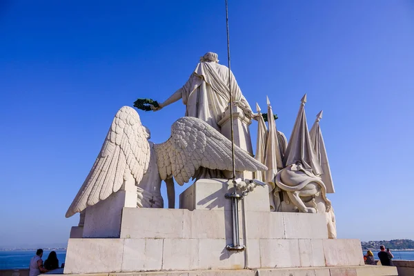 Bellissime statue sulla cima del famoso Arco di via Augusta a Lisbona - LISBONA - PORTOGALLO - 17 GIUGNO 2017 — Foto Stock