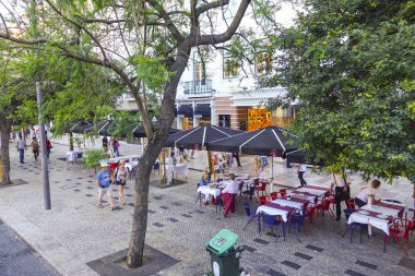 Lizbon - Lizbon - Portekiz - 17 Haziran 2017 sokak kafeleri ile güzel kaldırımlar