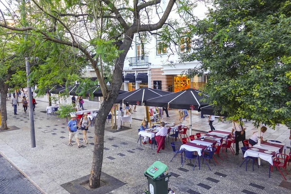 Lizbon - Lizbon - Portekiz - 17 Haziran 2017 sokak kafeleri ile güzel kaldırımlar