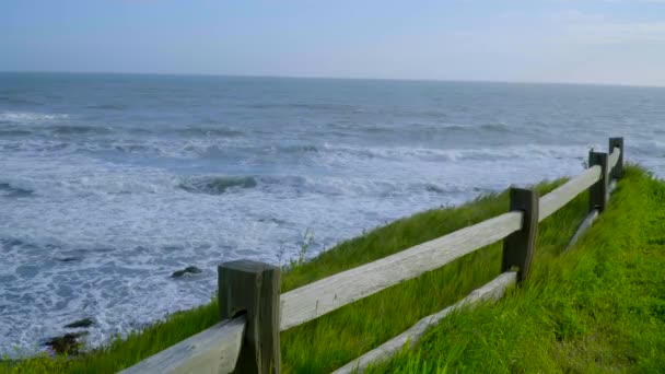 Verbazingwekkend landschap aan de kust van Shelter Cove aan de Stille Oceaan — Stockvideo