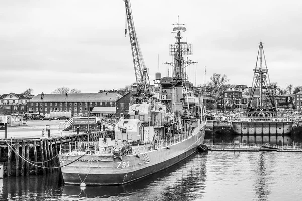 Battleship at Charlestown Navy Yard in Boston - BOSTON - MASSACHUSETTS - APRIL 3, 2017 — Stock Photo, Image