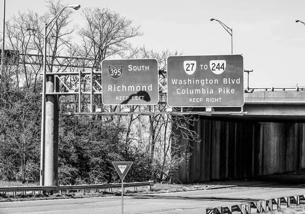 リッチモンドとワシントン Dc 地出口標識 - ワシントン州 - コロンビア特別区 - 2017 年 4 月 9 日 — ストック写真