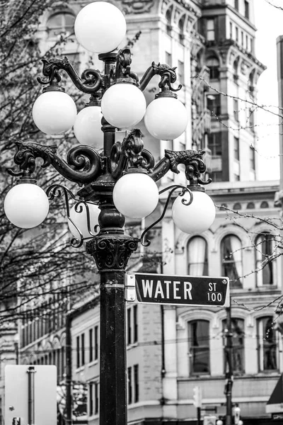 Las farolas de la calle en Vancouver Gastown - el distrito histórico — Foto de Stock