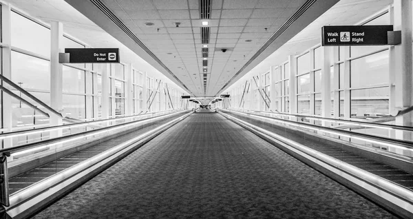Connection tunnel between terminals at the airport DALLAS - TEXAS - APRIL 10, 2017 — Stock Photo, Image