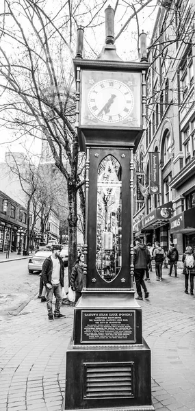 Beautiful Steam Clock in Vancouver - a famous landmark in old town - VANCOUVER - CANADA - APRIL 12, 2017 — Stock Photo, Image