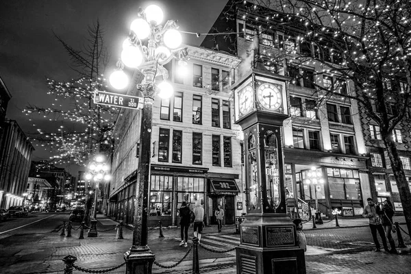 Famoso reloj de vapor en Vancouver por la noche - VANCOUVER - CANADÁ - 12 DE ABRIL DE 2017 — Foto de Stock