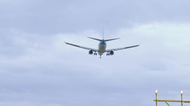 Aeronaves que aterrizan en la pista de aterrizaje de un aeropuerto — Vídeos de Stock