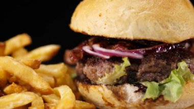 Taraf ile ızgara domuz pastırması Burger