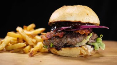 Pastırma ile ızgara bir Barbekü Burger ve patates kızartması kapat