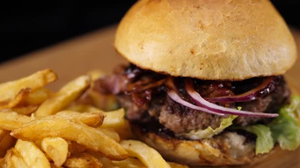 Delicioso Fast Food Burger - pronto para comer — Vídeo de Stock