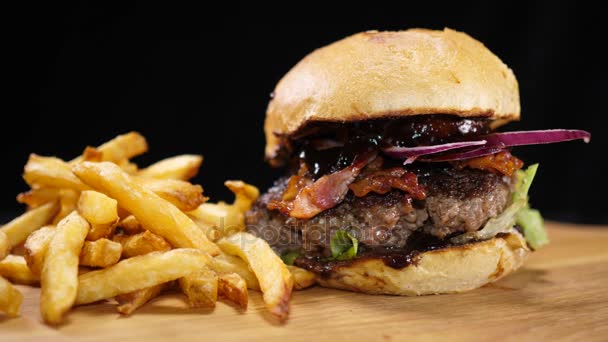 Grilovaná slanina Burger s boky — Stock video
