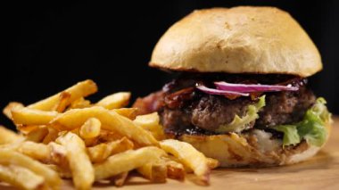 Pastırma ile ızgara bir Barbekü Burger ve patates kızartması kapat